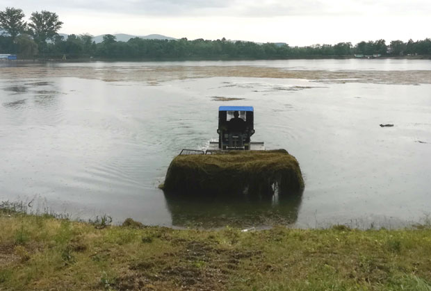 Амфибијом косе траву и чекају туристе